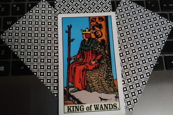King of Wands – Trái tim nhiệt huyết giúp tình yêu thăng hoa