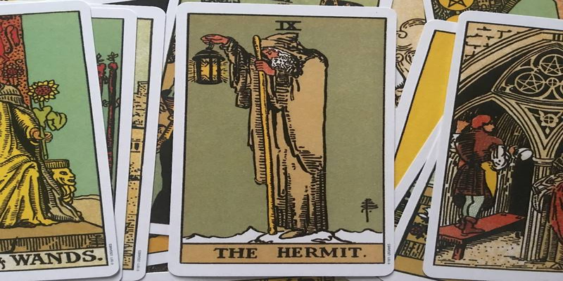 Lá bài The Hermit - Thể hiện sự đơn độc và thúc đẩy khám phá tâm hồn 